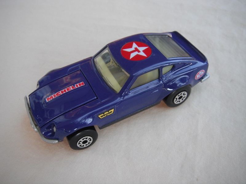 B93. Blue body/charcoal base/light yellow interior/5 arch front, 5 crown rear wheels/Michelin on hood decals.