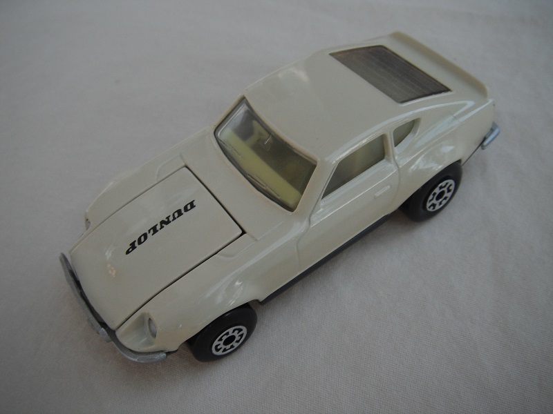 B90. Cream body/charcoal base/light yellow interior/5 arch front, 5 crown rear wheels/Dunlop on hood decals.