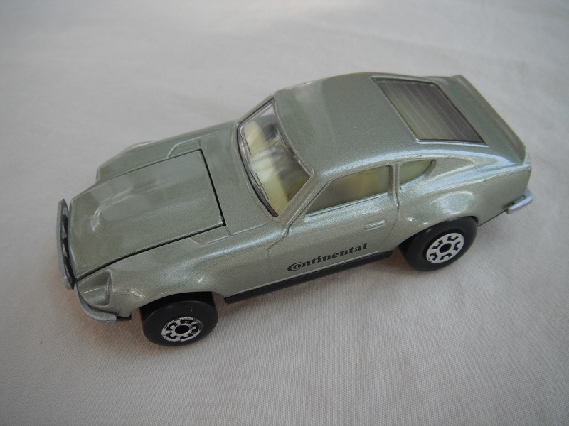 B80. Metallic silver body/gloss black base/lt.yellow interior/5 arch front, 5 crown rear wheels/Continental decals.