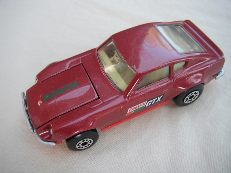 B62. Maroon body/red base/light yellow interior/5 arch front, 5 crown rear wheels/Castrol/GTX decals.