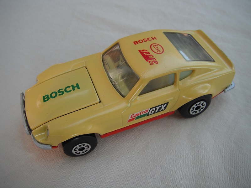 B54. Yellow body/red base/light yellow interior/5 arch front, 5 crown rear wheels/Castrol/GTX decals.