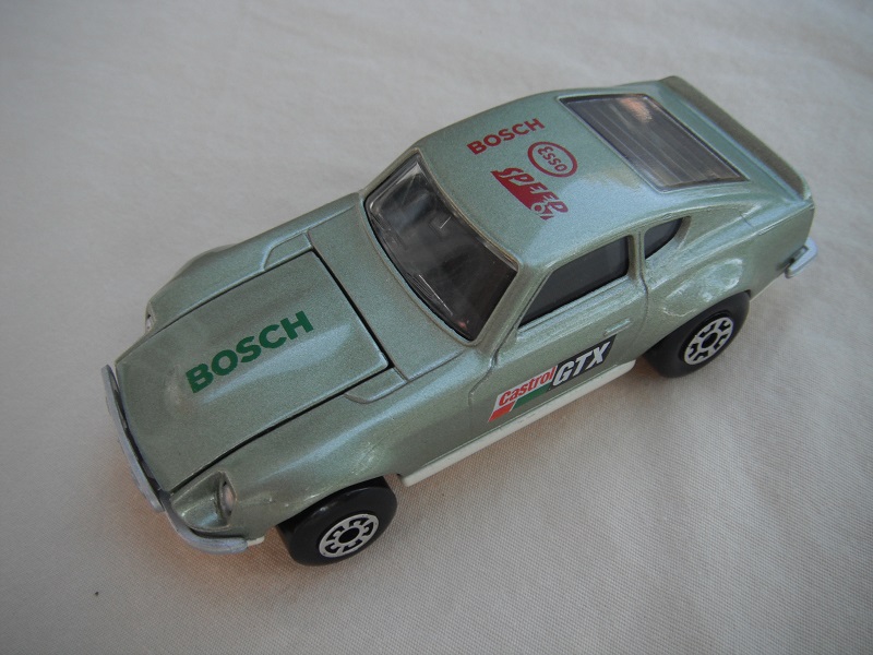 B52. Metallic silver body/cream base/black interior/5 arch front, 5 crown rear wheels/Castrol/GTX decals.