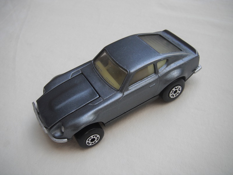 B47. Dark gray body/charcoal base/light yellow interior/5 arch front, 5 crown rear wheels.
