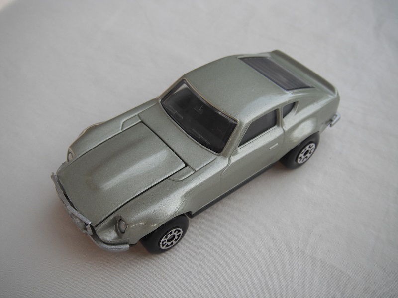 B46. Metallic silver green body/gloss black base/black interior/5 arch front, 5 crown rear wheels.
