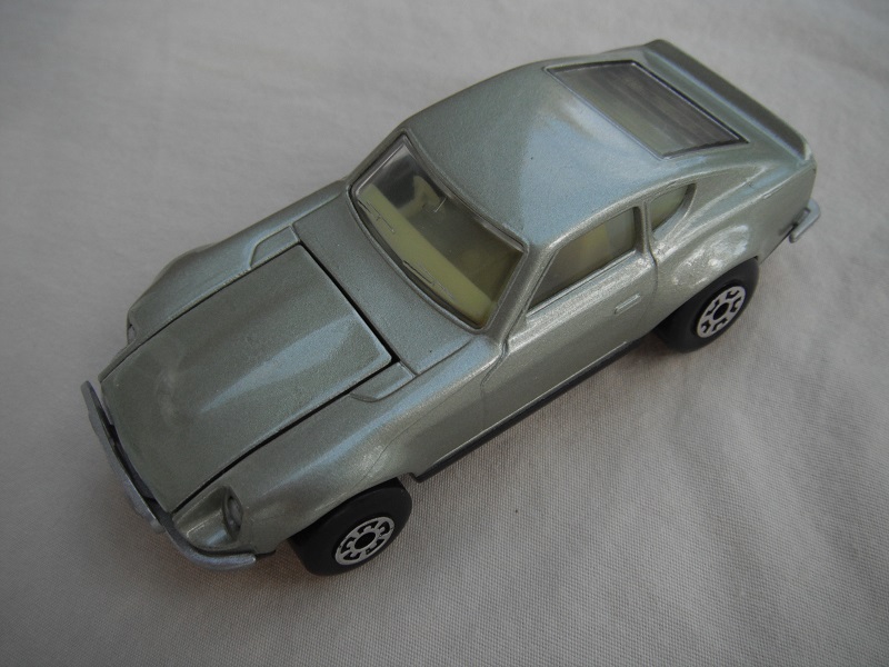 B45. Metallic silver green body/gloss black base/light yellow interior/5 arch front, 5 crown rear wheels.