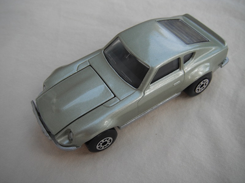B44. Metallic silver green body/silver base/black interior/5 arch front, 5 crown rear wheels.