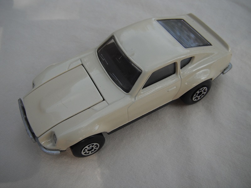 B43. Cream body/charcoal base/black interior/5 arch front, 5 crown rear wheels.