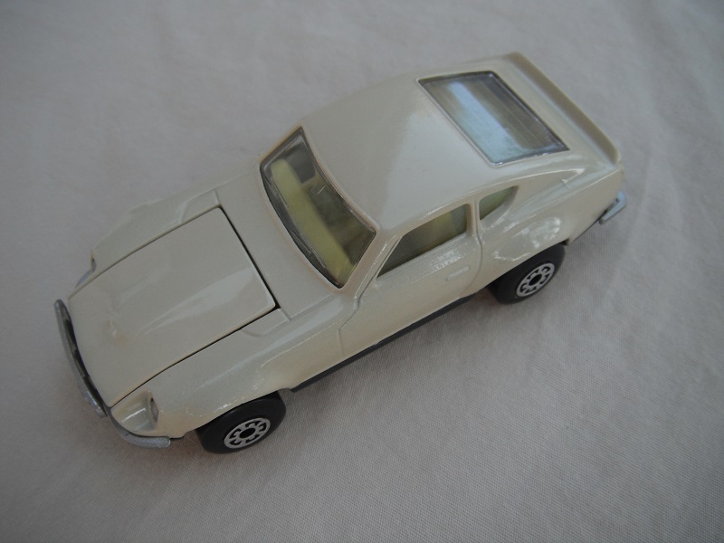 B42. Cream body/charcoal base/light yellow interior/5 arch wheels.