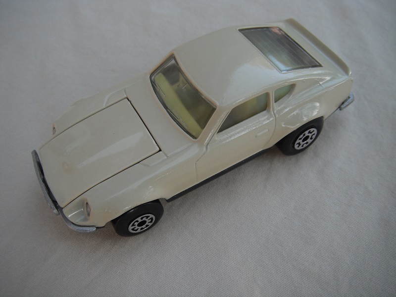 B41. Cream body/charcoal base/light yellow interior/5 arch front, 5 crown rear wheels.