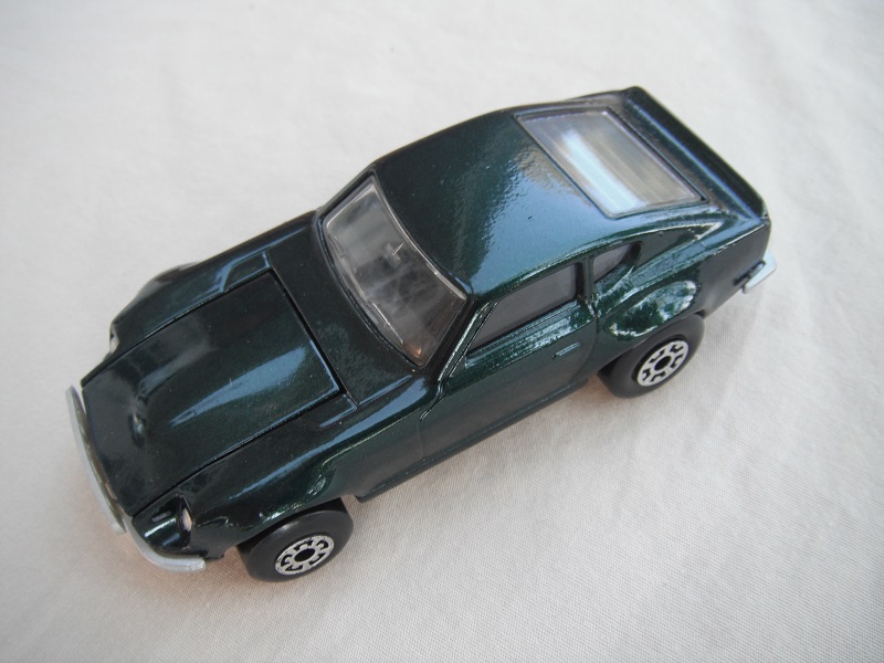 B40. Dark green body/dark green base/black interior/5 arch front, 5 crown rear wheels.