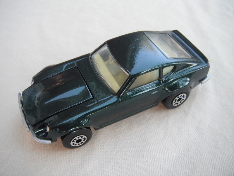 B39. Dark green body/dark green base/light yellow interior/5 arch front, 5 crown rear wheels.