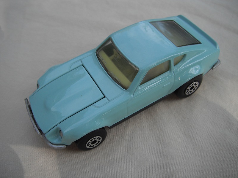B38. Aqua blue body/charcoal base/light yellow interior/5 arch front, 5 crown rear wheels.