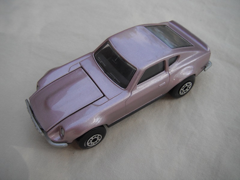 B35. Mauve body/charcoal base/black interior/5 arch front, 5 crown rear wheels.