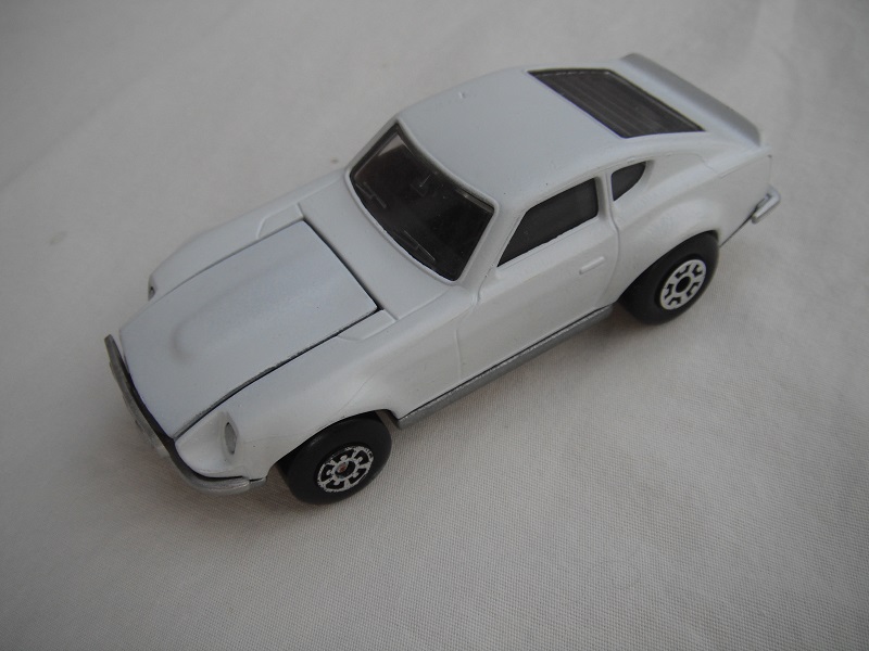 B34. White body/silver base/black interior/5 arch front, 5 crown rear wheels.