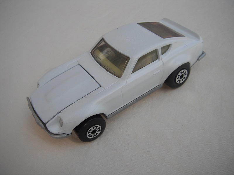 B33. White body/silver base/light yellow interior/5 arch front, 5 crown rear wheels.