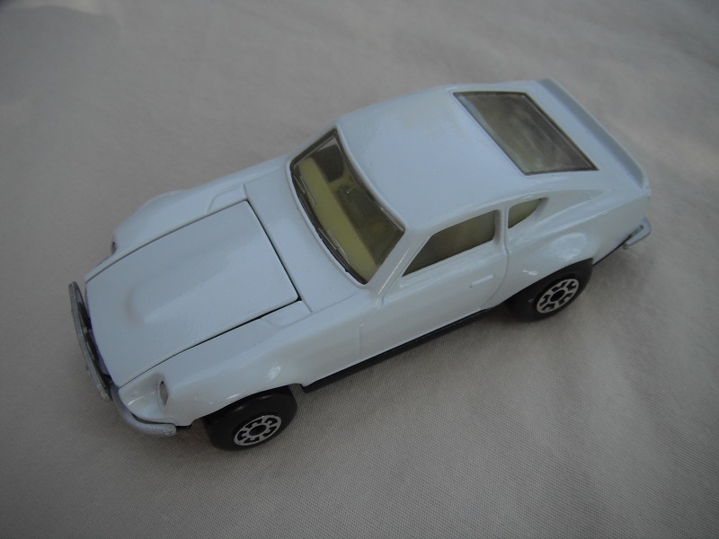 B32. White body/black base/light yellow interior/5 arch front, 5 crown rear wheels.