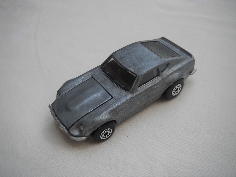 B31. Unpainted body/unpainted base/black interior/5 arch front, 5 crown rear wheels.