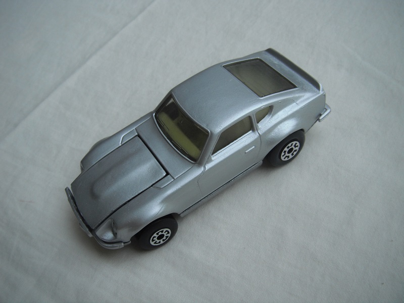 B29. Silver body/silver base/light yellow interior/5 arch front, 5 crown rear wheels.