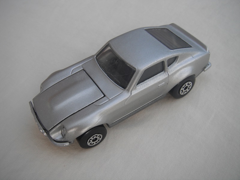 B28. Silver body/silver base/black interior/5 arch front, 5 crown rear wheels.