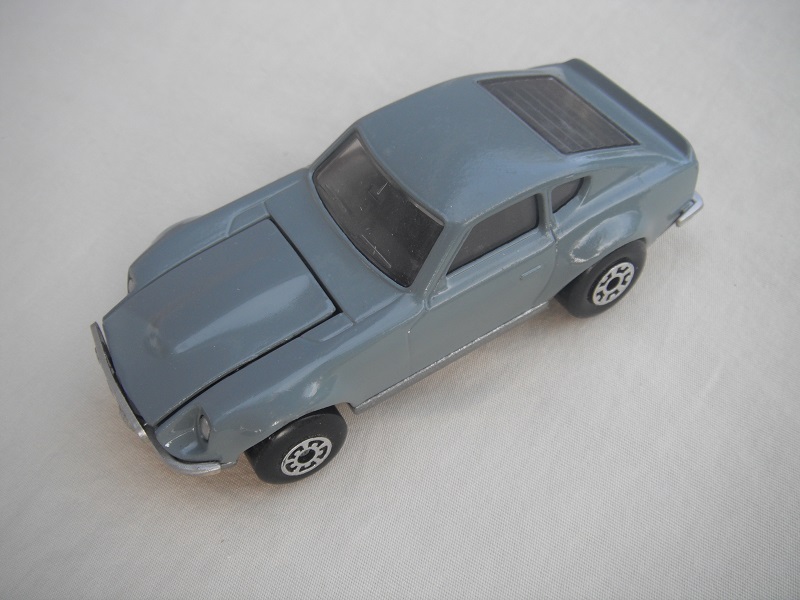 B27. Gray body/silver base/black interior/5 arch front, 5 crown rear wheels.