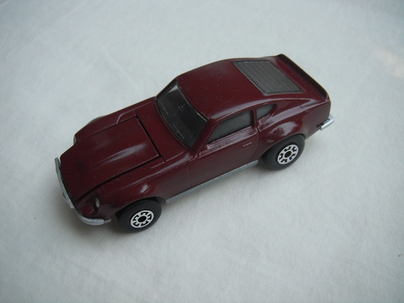 B26. Burgundy body/silver base/black interior/5 arch front, 5 crown rear wheels.