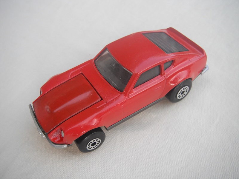 B24. Red body/charcoal base/black interior/5 arch front, 5 crown rear wheels.