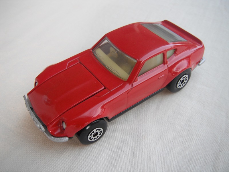 B23. Red body/black base/light yellow interior/5 arch front, 5 crown rear wheels.