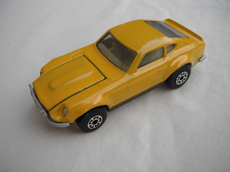 B22. Yellow body/charcoal base/light yellow interior/5 arch front, 5 crown rear wheels.