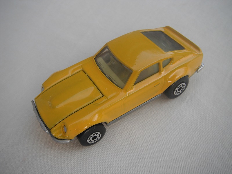 B21. Yellow body/silver base/light yellow interior/5 arch front, 5 crown rear wheels.