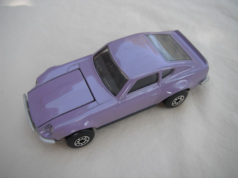 B19. Light purple body/charcoal base/black interior/5 arch wheels.