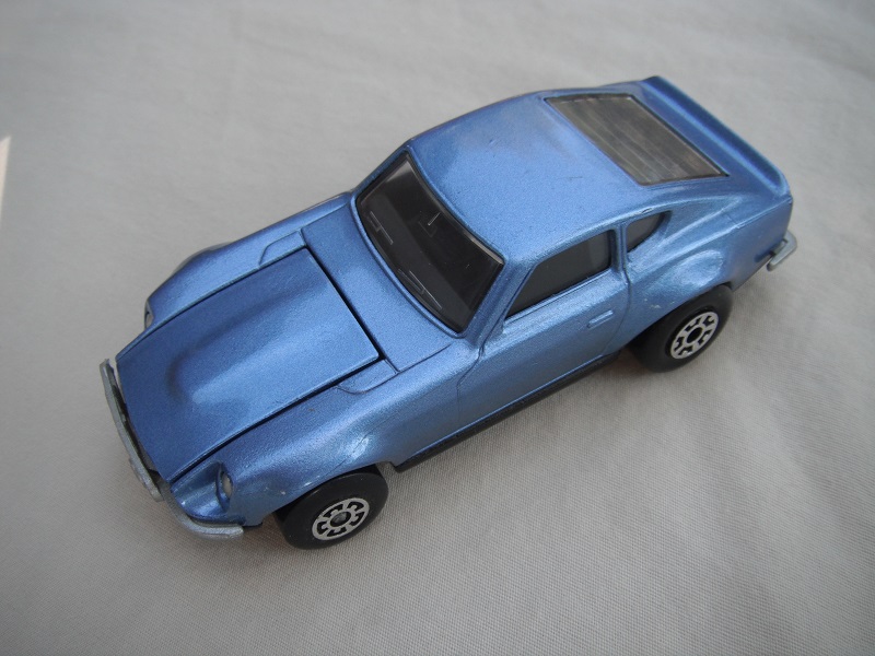 B16. Metallic lt.blue body/gloss black base/black interior/5 arch front, 5 crown rear wheels.
