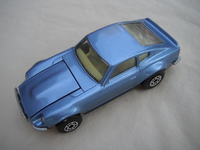 B15. Metallic lt.blue body/black base/light yellow interior/5 arch front, 5 crown rear wheels.