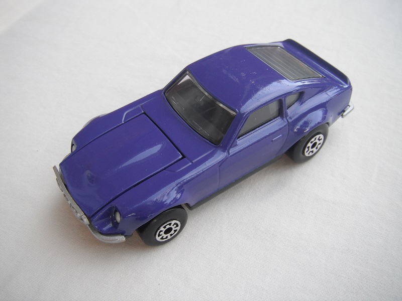 B14. Purple body/charcoal base/black interior/5 arch front, 5 crown rear wheels.