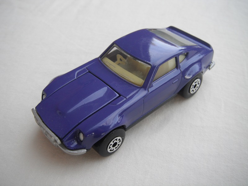 B13. Purple body/charcoal base/light yellow interior/5 arch front, 5 crown rear wheels.