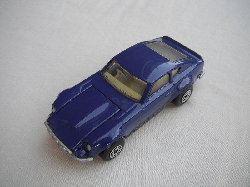 B12. Blue body/charcoal base/light yellow interior/5 arch front, 5 crown rear wheels.