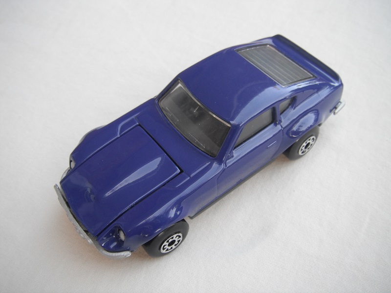 B11. Blue body/charcoal base/black interior/5 arch wheels.
