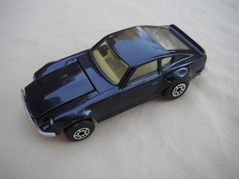 B10.Dark blue body/dark blue base/light yellow interior/5 arch front, 5 crown rear wheels.