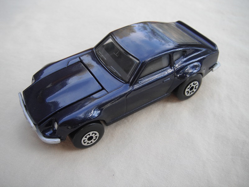 B9. Dark blue body/dark blue base/black interior/5 arch front, 5 crown rear wheels.