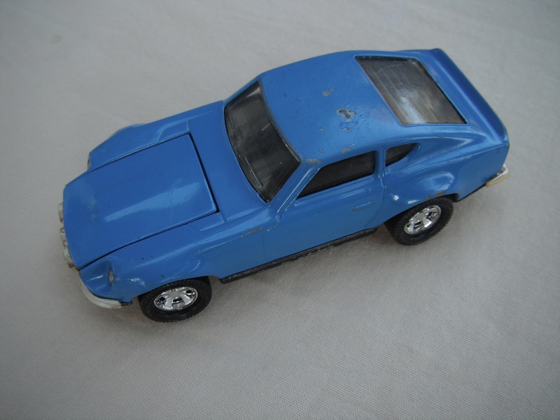 B4. Blue body/black base/black interior/5 spoke mag wheels.