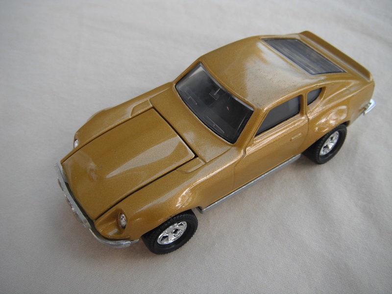 B3. Gold body/silver base/black interior/5 spoke mag wheels.