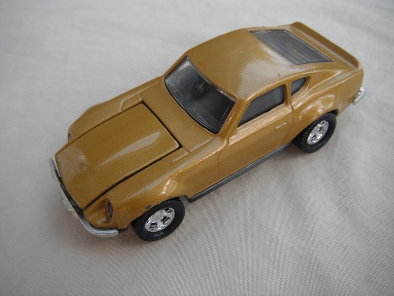 B2. Gold body/black base/black interior/5 spoke mag wheels.