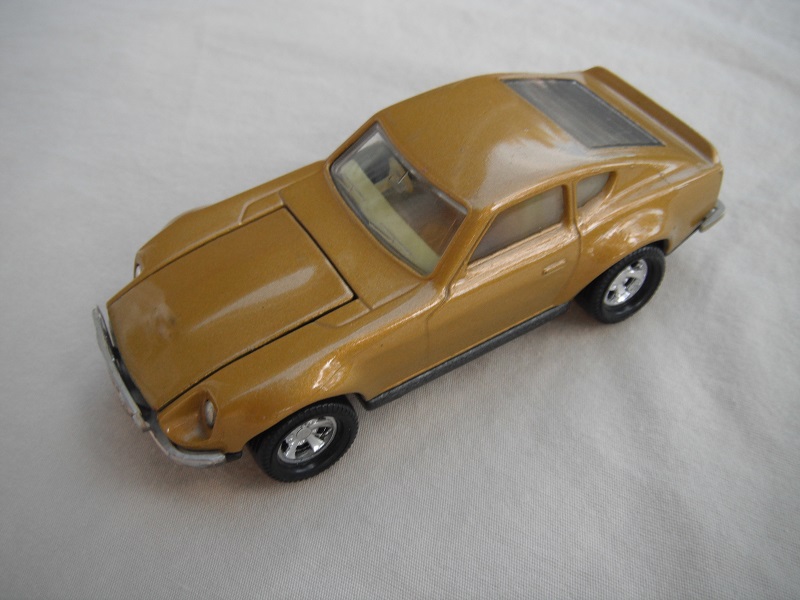 B1. Gold body/black base/light yellow interior/5 spoke mag wheels.