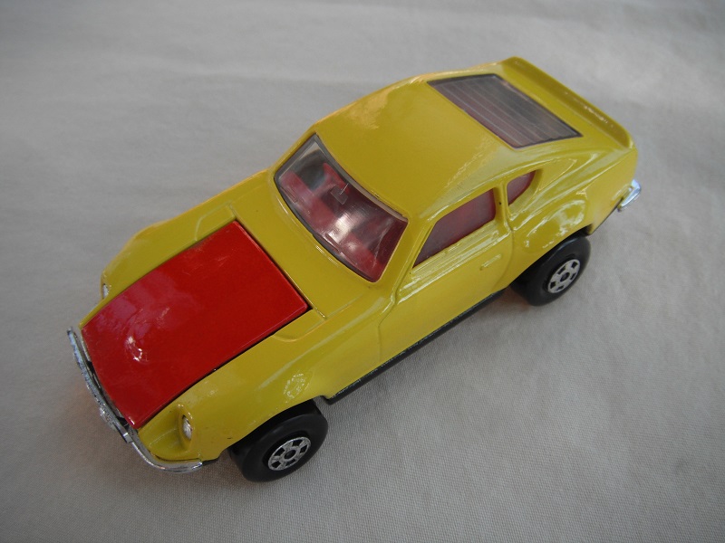 E3. Yellow body/dark red hood/gloss black base/dark red interior/5 spoke wheels/no labels/Speedkings/PP.