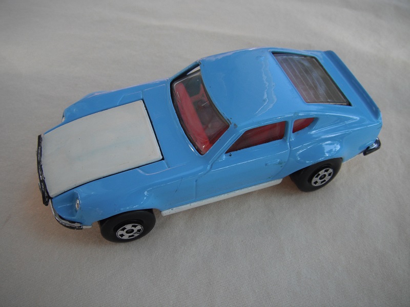 E1. Light blue body/white hood/white base with hole/red interior/5 spoke wheels/no labels/Speedkings/PP.