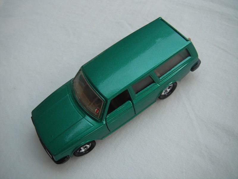 12.Met.green body/black base/Lesney England/Superkings/5SMW/clear windows/no chrome outline/brown interior/no roof label.