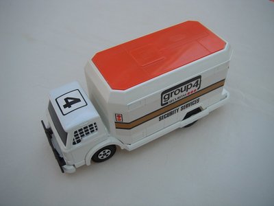 3. White body/dk.org roof/white base/5 spoke wheels/dk.orange axle covers/black windows w/mesh/&quot;Group 4&quot; labels.