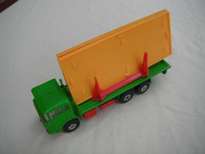 16.Green body/red K-13/20 base/clear windows/white interior/5 spoke star wheels/black open axle cover/orange building.
