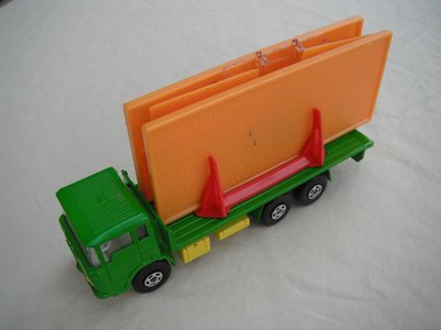 15.Green body/dk.yellow K-13/20 base/clear windows/white int/5 spoke star wheels/black open axle cover/orange building.