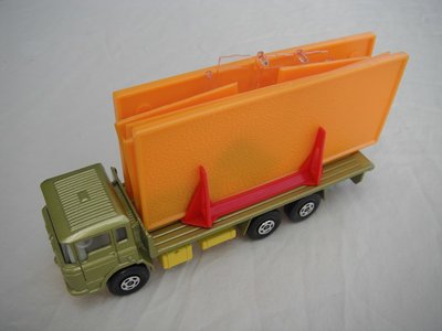 13.Olive green body/lt.yellow K-13/20 base/clear windows/white int/5 spoke star wheels/white open axle cover/orange building.