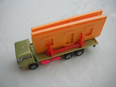 8. Olive green body/fluorescent red/K-13 base/clear windows/wht int/5 spoke star whls/black open xle cvr/org building/lt.red holder.